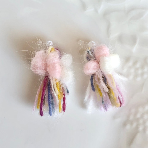 ふわふわ 毛糸タッセル 羊毛フェルトのリボン ピアス/イヤリング