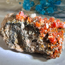 永遠の愛の印✨　バナジナイト　バナジン鉛鉱　原石　ラフストーン 1枚目の画像