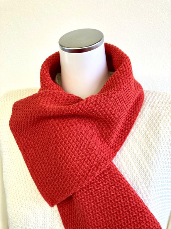 『ポコポコ』と表情豊かな【カノコ編み】のサッと巻けるコンパクトミニマフラー　【スカーレット】 5枚目の画像