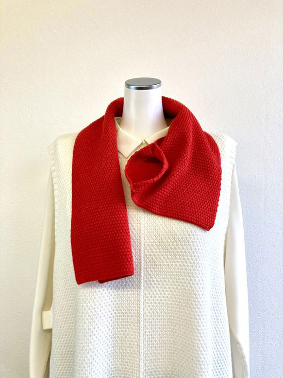 『ポコポコ』と表情豊かな【カノコ編み】のサッと巻けるコンパクトミニマフラー　【スカーレット】 2枚目の画像