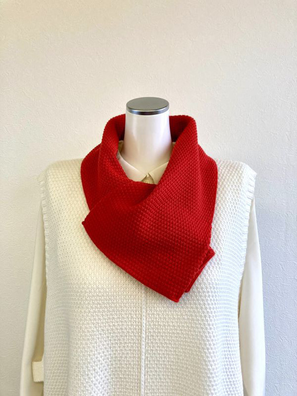 『ポコポコ』と表情豊かな【カノコ編み】のサッと巻けるコンパクトミニマフラー　【スカーレット】 3枚目の画像