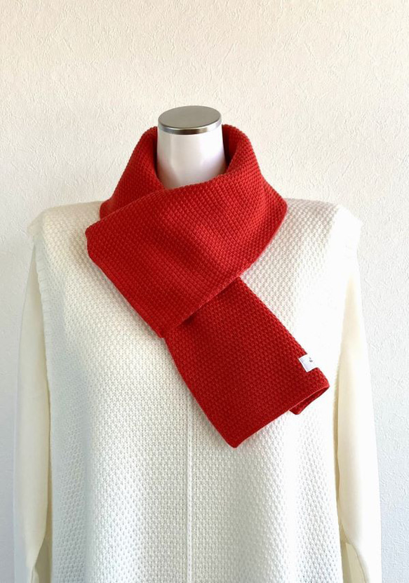 『ポコポコ』と表情豊かな【カノコ編み】のサッと巻けるコンパクトミニマフラー　【スカーレット】 1枚目の画像
