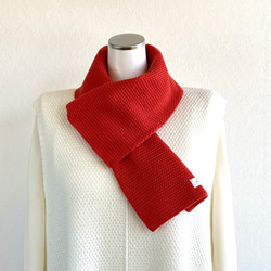 『ポコポコ』と表情豊かな【カノコ編み】のサッと巻けるコンパクトミニマフラー　【スカーレット】 4枚目の画像