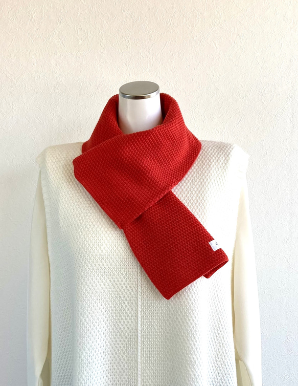 『ポコポコ』と表情豊かな【カノコ編み】のサッと巻けるコンパクトミニマフラー　【スカーレット】 4枚目の画像