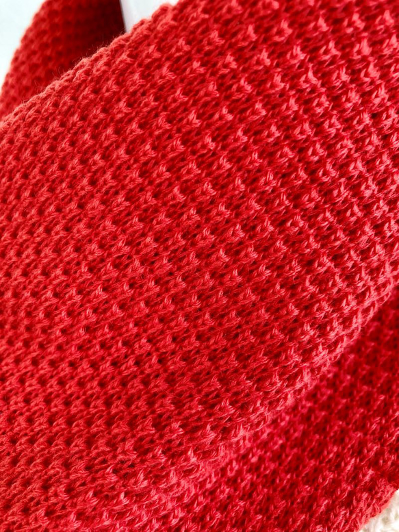 『ポコポコ』と表情豊かな【カノコ編み】のサッと巻けるコンパクトミニマフラー　【スカーレット】 7枚目の画像