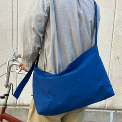它也適合 A4 尺寸，而且非常輕！防水尼龍 KONBU 單肩包 DRIFTER-M：藍色 &lt;客製化&gt; 第2張的照片