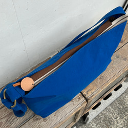 它也適合 A4 尺寸，而且非常輕！防水尼龍 KONBU 單肩包 DRIFTER-M：藍色 &lt;客製化&gt; 第4張的照片