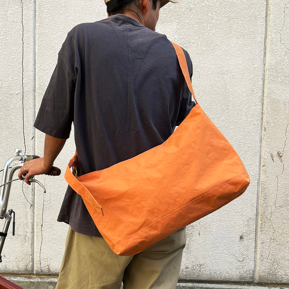它也適合 A4 尺寸，而且非常輕！防水尼龍 KONBU 單肩包 DRIFTER-M：橘色 &lt;客製化&gt; 第2張的照片