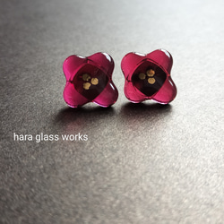 ガラスのピアス　梅の花　クランベリーピンク　アレルギー対応ピアス／イヤリング選択 11枚目の画像