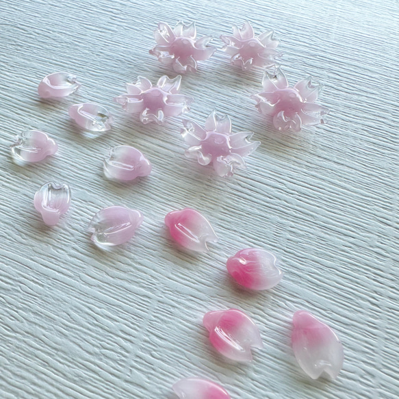Melting Pointガラスビーズ　桜花弁　3個セット 4枚目の画像