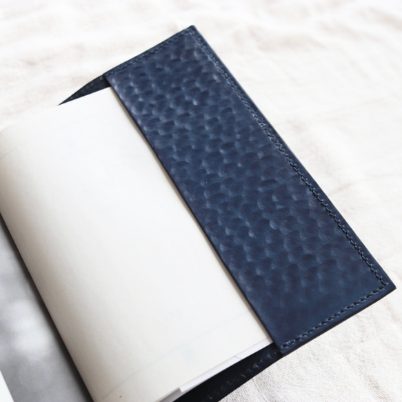 藍染のレザー文庫本ブックカバー　雲海模様 9枚目の画像