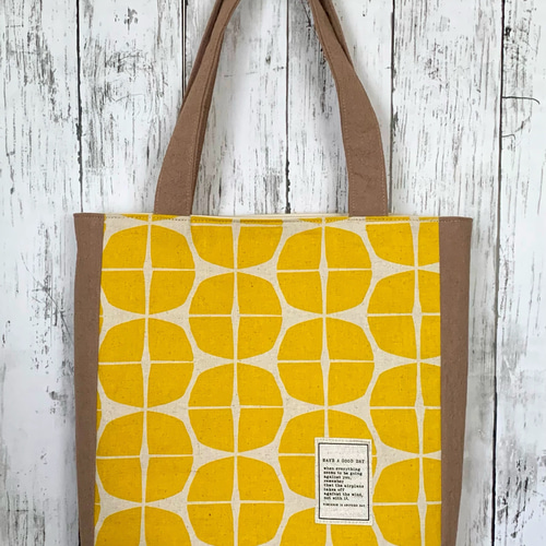 幾何学模様トートバッグ 目のチャーム付き 幾何学模様トートバッグ 目の