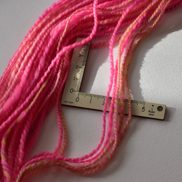 tenna + 手つむぎ毛糸  手紡ぎ糸 毛糸 メリノウール ピンク  約15g #5113 7枚目の画像