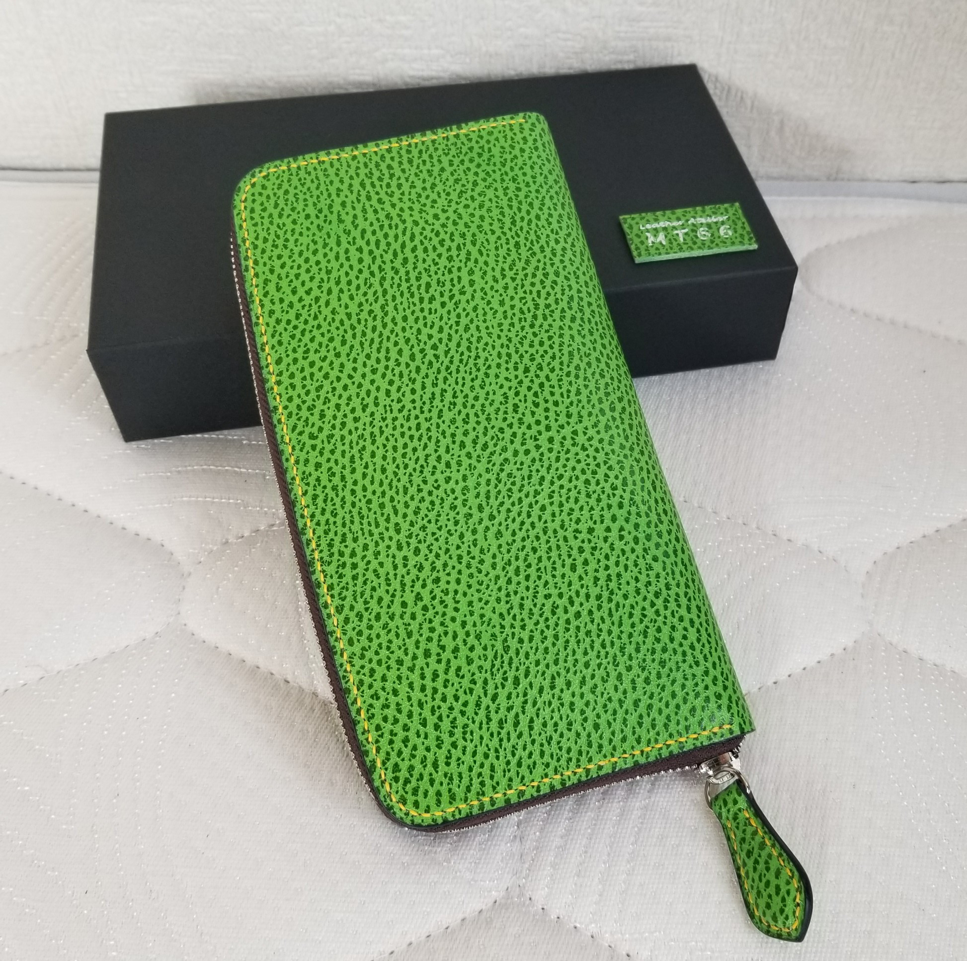 『上品な総手縫いのラウンドジップウォレット』（イタリアンレザー　DOLLY　グリーン）