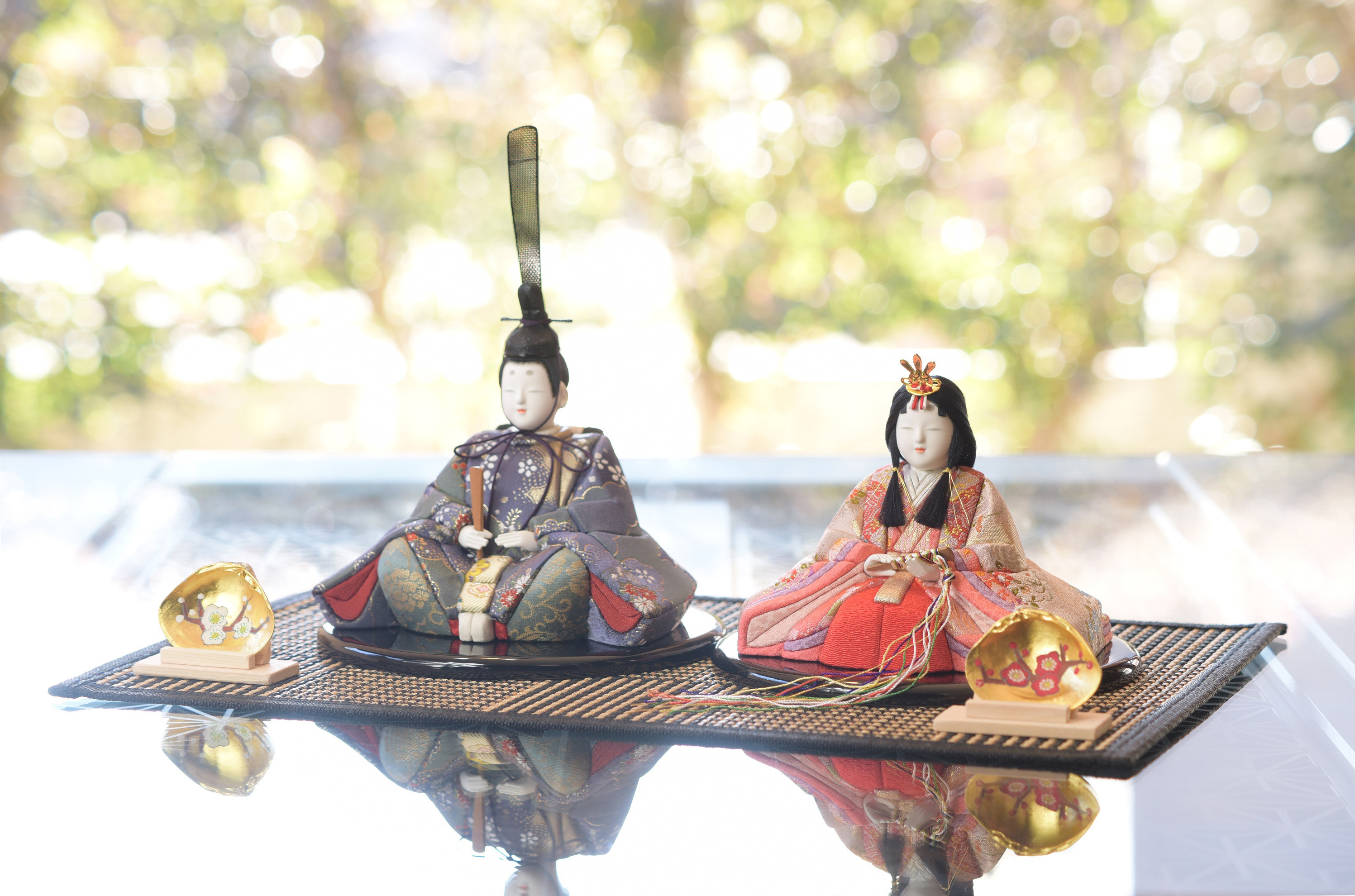 雛人形 伝統的な和服 茶色と白 伝統的な和服 雛人形 茶色と白