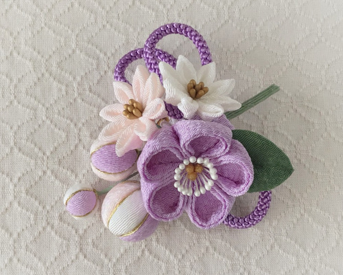 つまみ細工の髪飾り 小梅のヘアクリップ 山桜色 つまみ細工〉梅中輪と小菊とちりめん玉の髪飾り(藤色＆淡桜