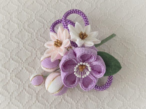 つまみ細工〉梅中輪と小菊とちりめん玉の髪飾り(藤色＆淡桜