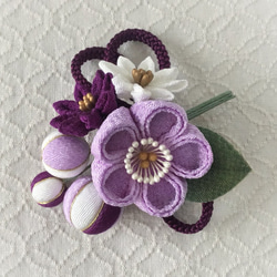 〈つまみ細工〉梅中輪と小菊とちりめん玉の髪飾り(藤色＆紫) 1枚目の画像