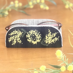 幸せミモザ刺繍　ネイビー×シャンブレーストライプ　ナチュラルで　おしゃれメガネスタンド　メガネケース　眼鏡置き　（ 1枚目の画像