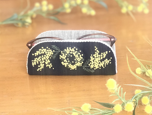 幸せミモザ刺繍　ネイビー×シャンブレーストライプ　ナチュラルで　おしゃれメガネスタンド　メガネケース　眼鏡置き　（ 1枚目の画像