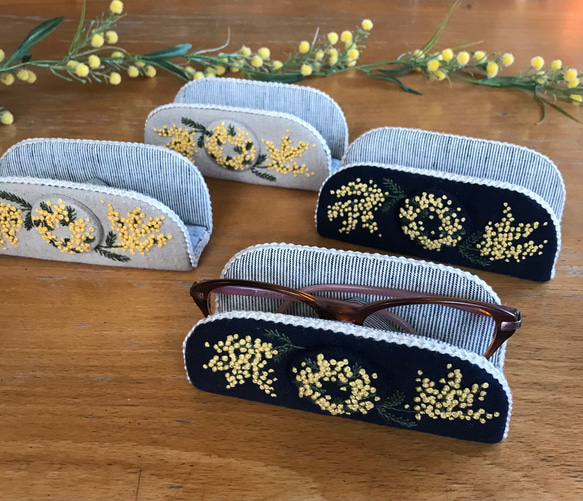 幸せミモザ刺繍　ネイビー×シャンブレーストライプ　ナチュラルで　おしゃれメガネスタンド　メガネケース　眼鏡置き　（ 12枚目の画像