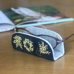 幸せミモザ刺繍　ネイビー×シャンブレーストライプ　ナチュラルで　おしゃれメガネスタンド　メガネケース　眼鏡置き　（ 6枚目の画像