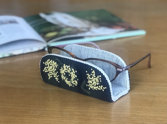 幸せミモザ刺繍　ネイビー×シャンブレーストライプ　ナチュラルで　おしゃれメガネスタンド　メガネケース　眼鏡置き　（ 6枚目の画像