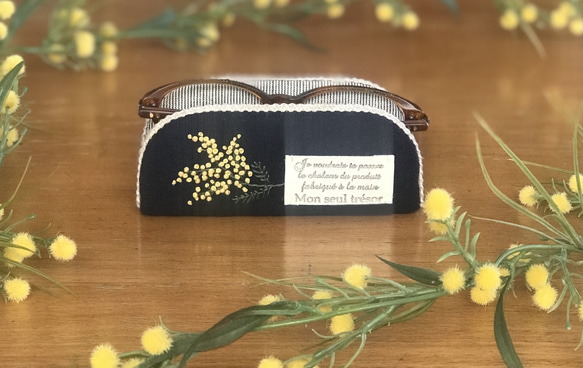 幸せミモザ刺繍　ネイビー×シャンブレーストライプ　ナチュラルで　おしゃれメガネスタンド　メガネケース　眼鏡置き　（ 3枚目の画像