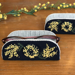 幸せミモザ刺繍　ネイビー×シャンブレーストライプ　ナチュラルで　おしゃれメガネスタンド　メガネケース　眼鏡置き　（ 4枚目の画像