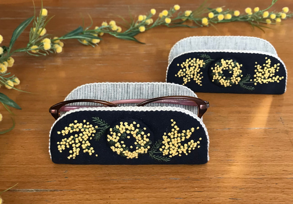 幸せミモザ刺繍　ネイビー×シャンブレーストライプ　ナチュラルで　おしゃれメガネスタンド　メガネケース　眼鏡置き　（ 4枚目の画像