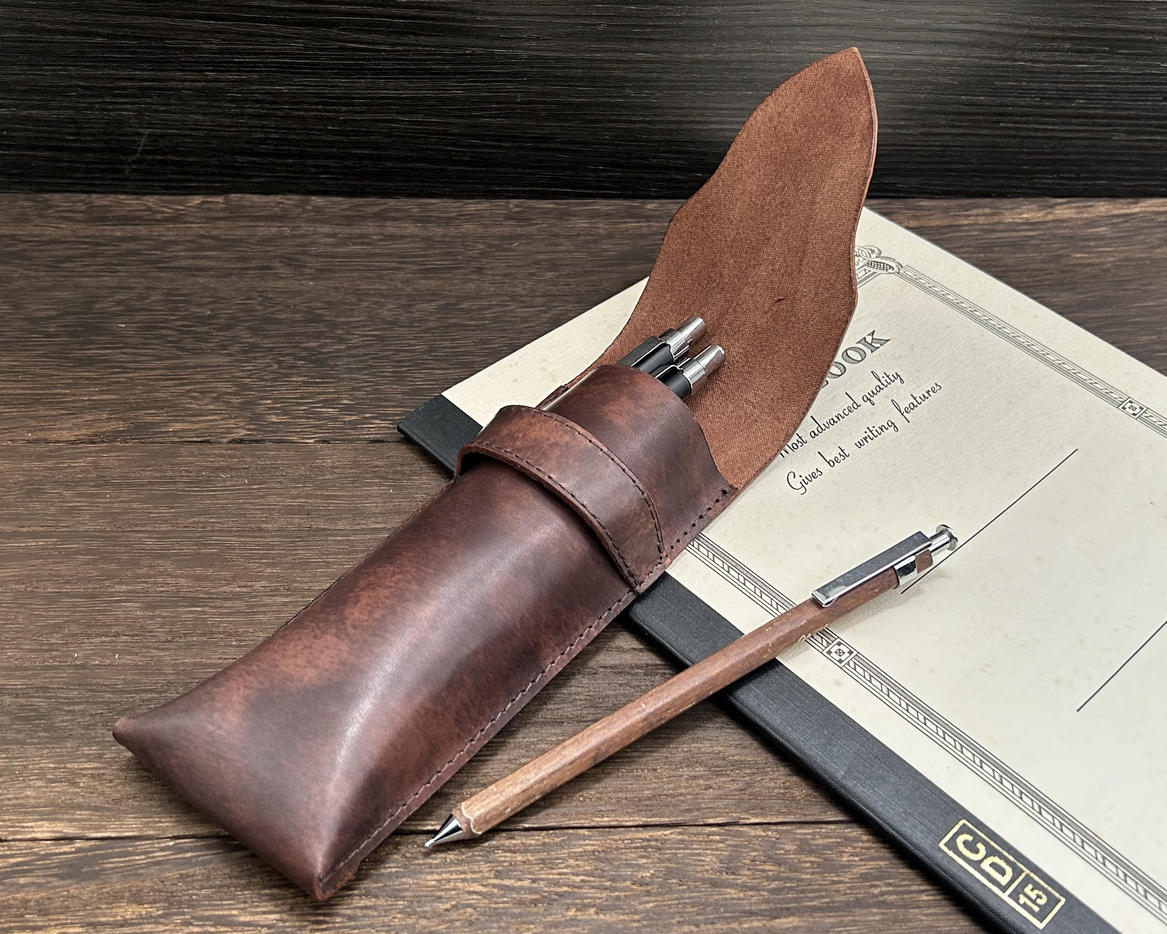 《差し込みペンケース》たびびとの差し込みペンケース／使うときだけ素早く取り出せる