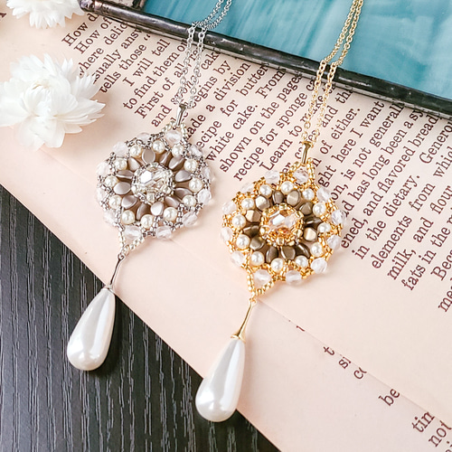 チェコビーズとクリスタルガラス 冬色ビーズレース風 チェーンロング