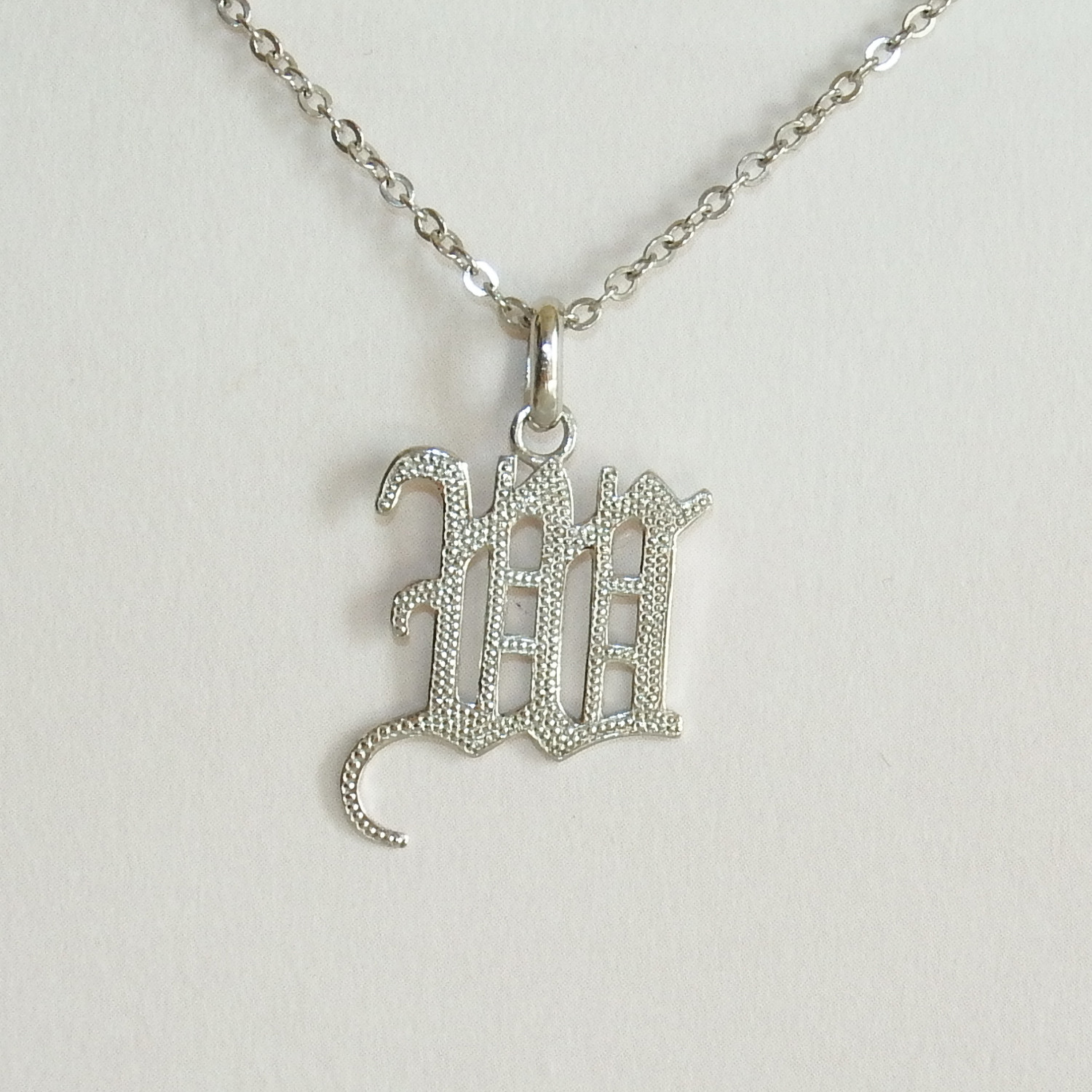 手彫り　イニシャル  W  ペンダントトップ  泡彫り　プラチナコーティング