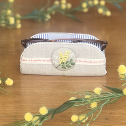 幸せミモザ手刺繍　メガネスタンドで 心地よいお部屋に。 1枚目の画像