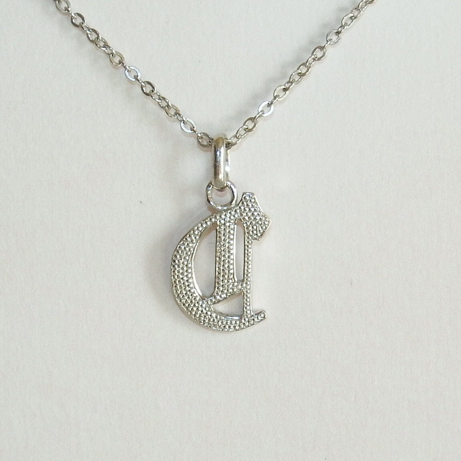 手彫り　イニシャル  C  ペンダントトップ  泡彫り　プラチナコーティング