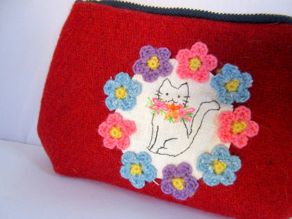 お花とねこ刺繍のウールポーチ＊あかＢ 3枚目の画像