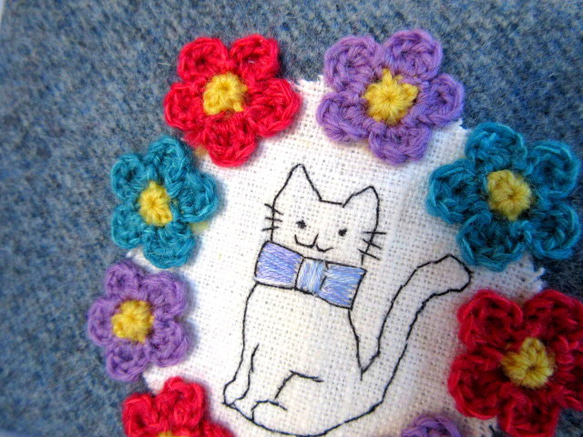 お花とねこ刺繍のウールポーチ＊ブルーグレーＡ 4枚目の画像