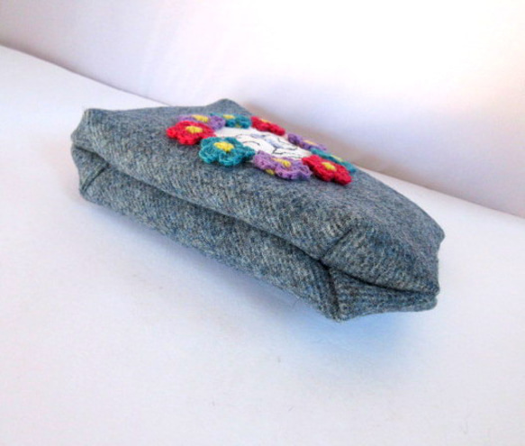お花とねこ刺繍のウールポーチ＊ブルーグレーＡ 人気・おすすめ｜省スペース設計・旅行向けにおすすめ 公式 プライバシー配送 当日出荷対応商品