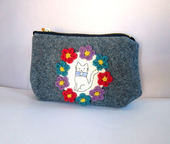お花とねこ刺繍のウールポーチ＊ブルーグレーＡ 人気・おすすめ｜省スペース設計・旅行向けにおすすめ 公式 プライバシー配送 当日出荷対応商品