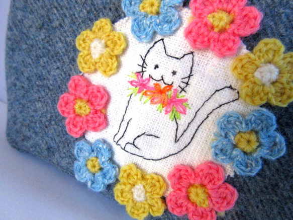 お花とねこ刺繍のウールポーチ＊ブルーグレーＢ 4枚目の画像