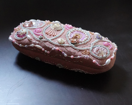 ビーズ刺繍の眼鏡ケース ハードケース 両面刺繍 ピンク メガネ