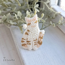 おしゃまトラ猫*ビーズ刺繍ブローチ 1枚目の画像