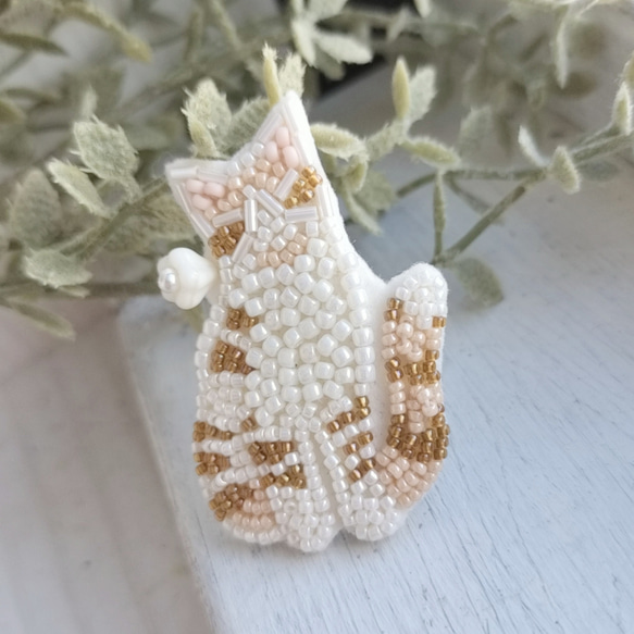 おしゃまトラ猫*ビーズ刺繍ブローチ 8枚目の画像