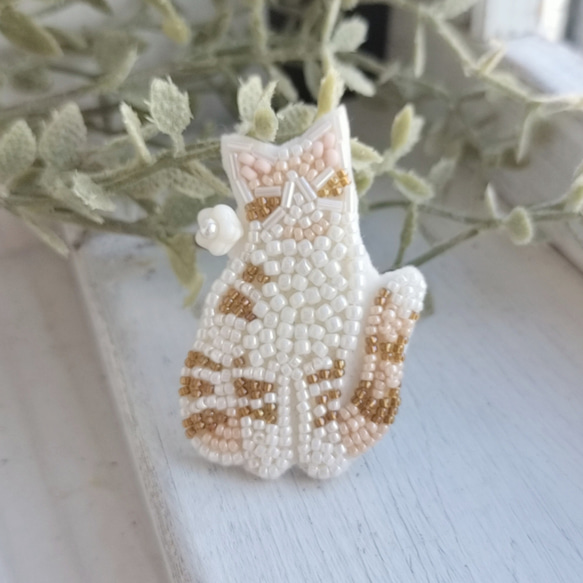 おしゃまトラ猫*ビーズ刺繍ブローチ 2枚目の画像