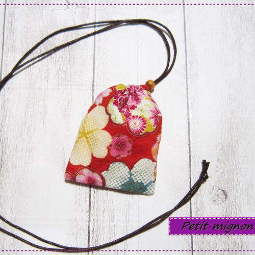 首から下げられる、巾着袋－お守り袋・ストーン入れ☆和柄・桜＆菊・赤