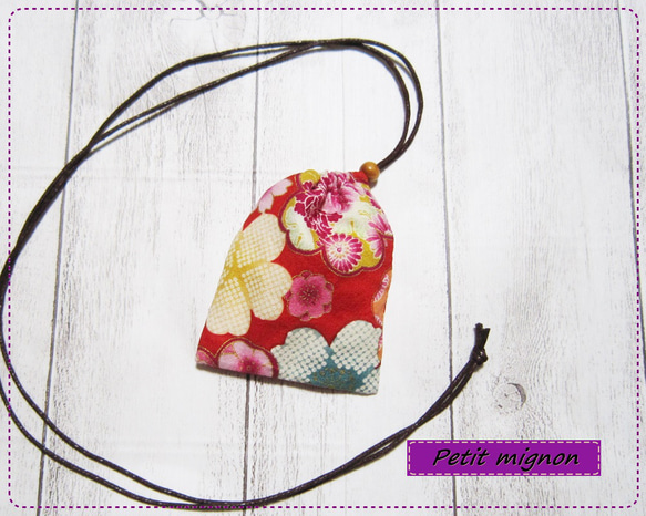 首から下げられる、巾着袋－お守り袋・ストーン入れ☆和柄・桜＆菊・赤