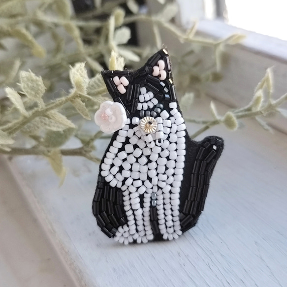 おすましハチワレ猫*ビーズ刺繍ブローチ 2枚目の画像
