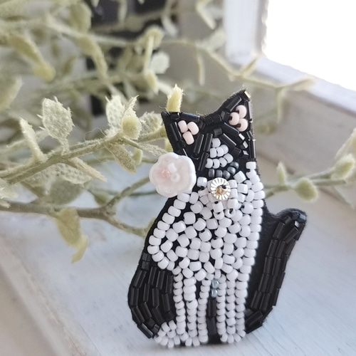 おすましハチワレ猫*ビーズ刺繍ブローチ ブローチ pinco 通販 おすましハチワレ猫*ビーズ刺繍ブローチ ブローチ pinco 通販