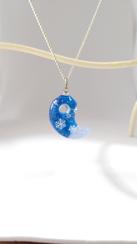 冬の新作＊雪の結晶と青と白のキラキラ輝く勾玉型レジンのネックレス