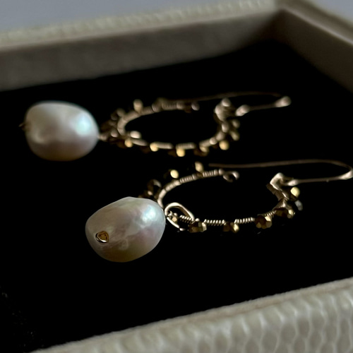 ブルーフローライト×MOPカービング＆オパール＆淡水パールのピアス　14kgf 淡水パール アクアマリン モルガナイト オパール ピアス 14kgf